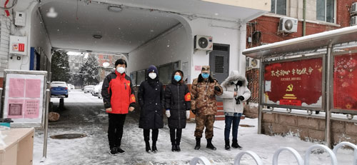 翠微党员与社区联防联控，在风雪中值守.jpg